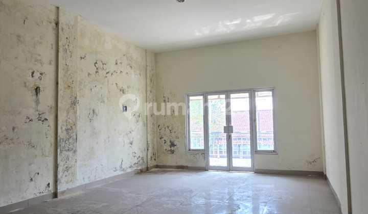 Strategic 3-Story Shophouse on Jayawijaya Street, Mojosongo Solo 2