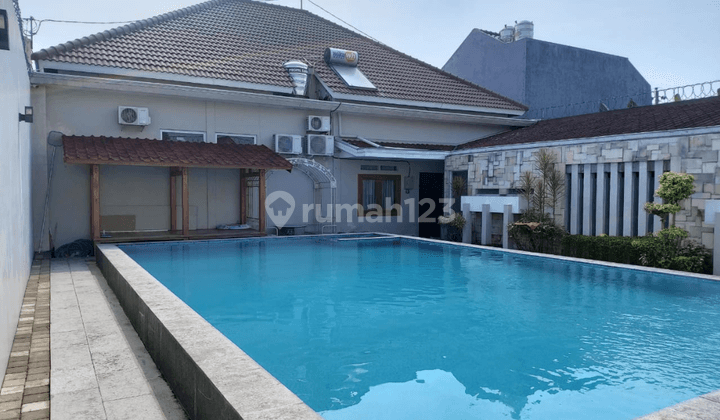 Rumah Mewah modern full furnish kolam renang  di Solo Baru 1