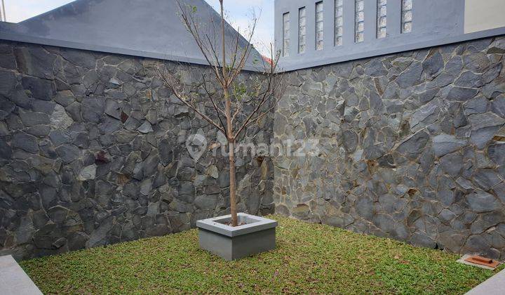 Rumah Bagus Baru Mewah 2 lantai di Manahan Solo 9