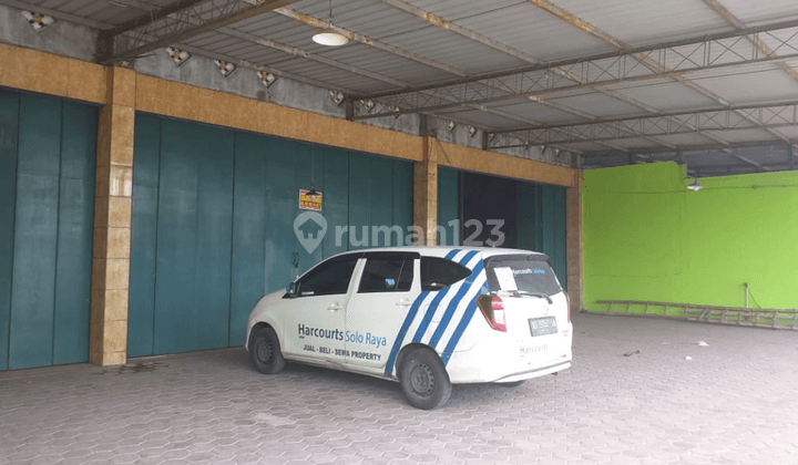 Gudang strategis siap pakai ex showroom di Sragen Solo 2