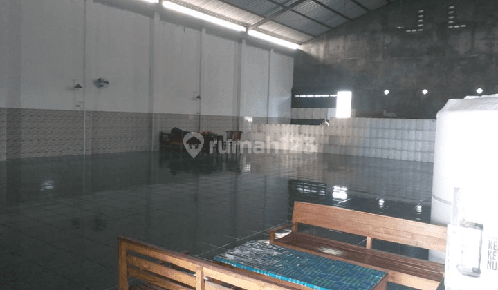 Gudang strategis siap pakai ex showroom di Sragen Solo 5