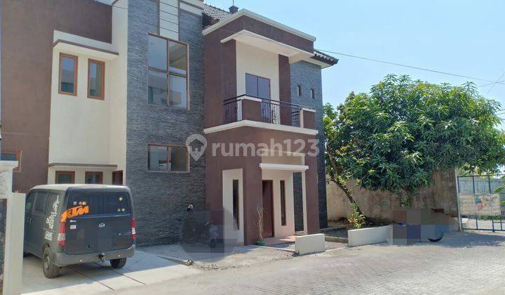 Rumah Hook Bagus 2 lantai di Perumahan Cluster Colomadu Solo 2