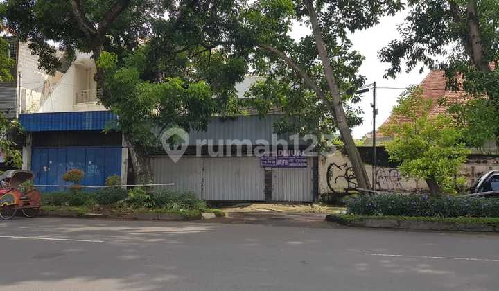 Strategic Shop House for Sale on Jalan Dr. Rajiman, Solo, Central City Location. Suitable for Business. 2