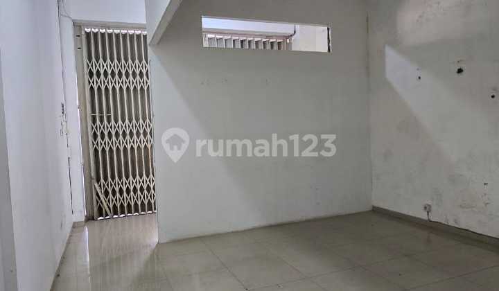 Strategic Shop House Near Main Road. Spacious Parking, Suitable for Shop Houses or Business Spaces. Strategic Shop House Near Main Road. Spacious Parking, Suitable for Shop Houses or Business Spaces.