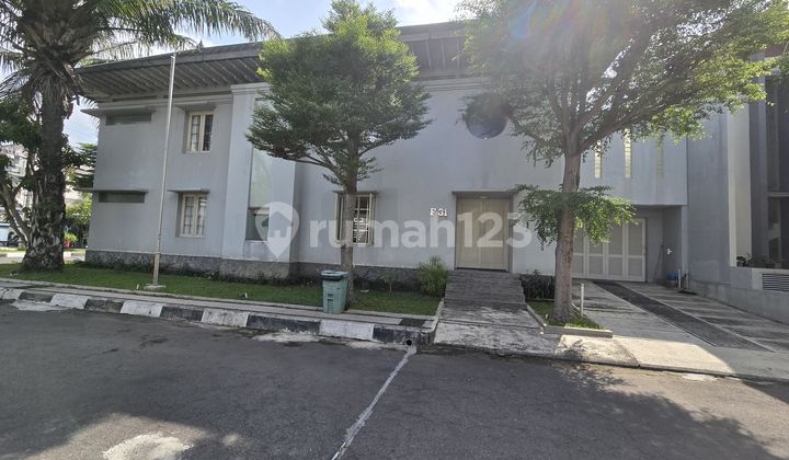 Exclusive Luxury House with Swimming Pool in Colomadu Housing Complex 2