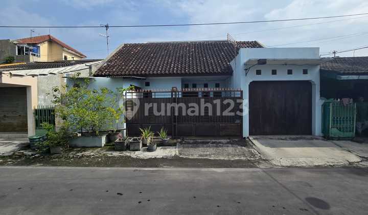 Ready-to-occupy house in Fajar Indah Baturan Colomadu Solo housing.