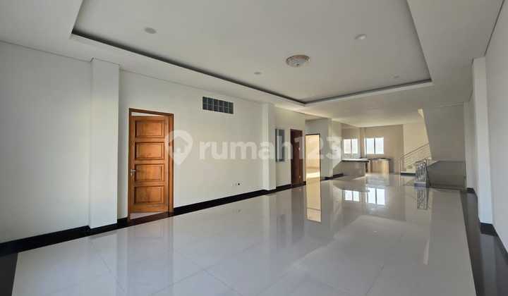 New Strategic Shop House City Center Near Veteran Road Serengan Solo 2