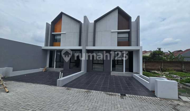 Rumah Baru Minimalis Dengan Desain Modern Tropis Dan Konsep Smart Home System Di Mayang Gentan Solo.