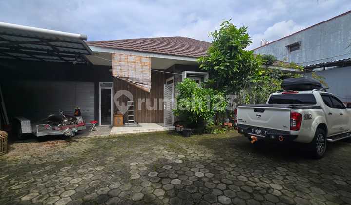 Main House and Exclusive Boarding House near Uns Campus, Jebres Solo
