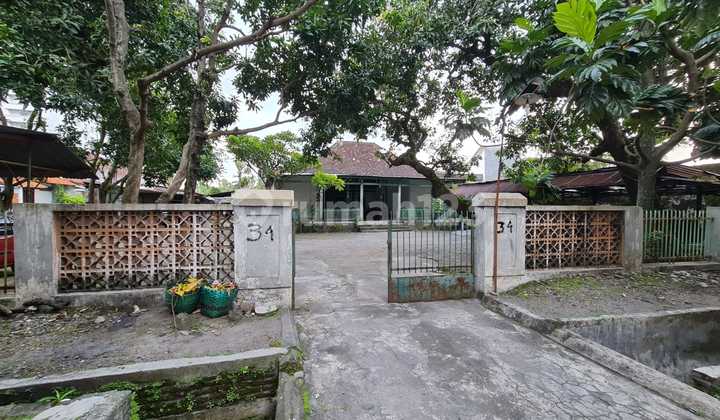 Tanah Strategis Dekat Jalan Gajah Mada Solo, Terdapat Bangunan Joglo.