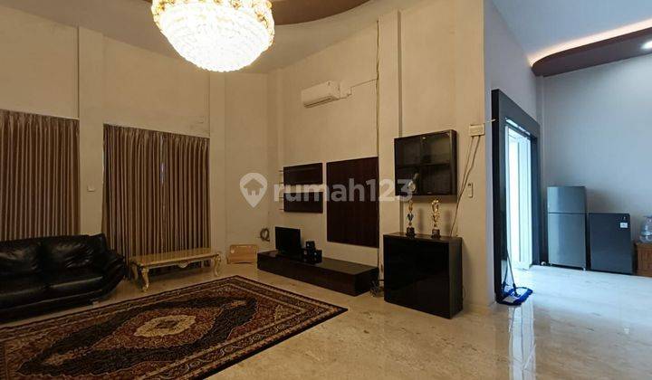 Rumah Mewah Mediteranian Modern Dengan Kolam Renang Di Sumber Banjarsari Solo  2