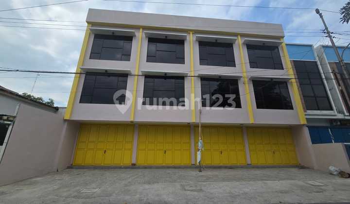 For Sale New Strategic Shop House City Center Near Yos Sudarso and Veteran Streets Solo. Special Exclusive Price for Those Who Act Fast They Get It. 2