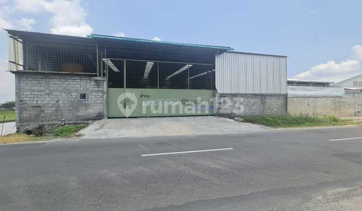 Strategic warehouse in the yellow zone by the roadside in Solo Sukoharjo, Bendosari, Sukoharjo, Solo.