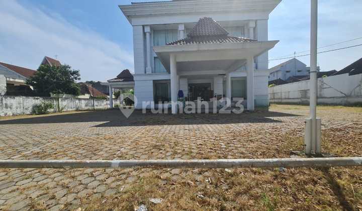 Disewakan Gedung Super Strategis Eks Bank Di Jalan Veteran Solo, 