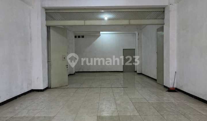 Good Strategic 3.5-Story Shop House on Yos Sudarso Street, Serengan, Solo, Suitable for Coffee Shop, Office, Business Space. 2