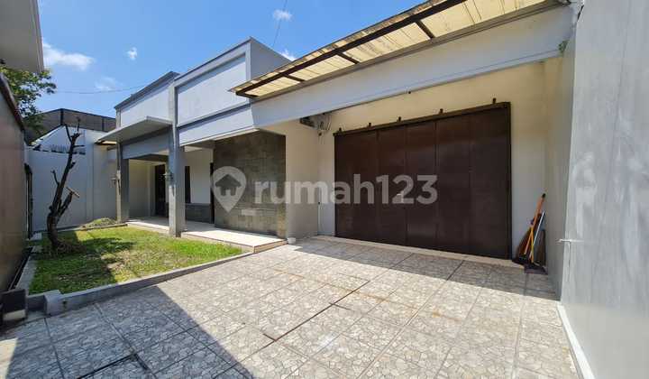 Nice Minimalist House in the City Center at Jagalan Jebres Solo. 2