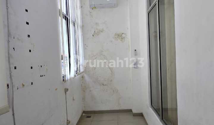 For Rent: Strategic Shop House Near Veteran Street, Tipes, Serengan, Solo, Spacious Parking Area.