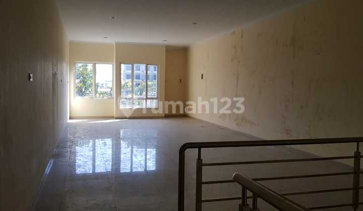 Good City Center 3-Storey Shophouse on Ronggowarsito Street Solo 2