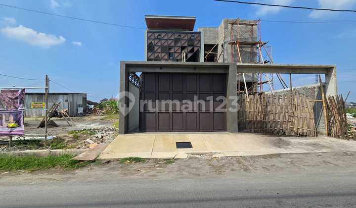 Dijual Rumah Baru Minimalis Smarthome Konsep Industrial Modern Dengan Udara Segar, Lingkungan Asri Solo Baru.