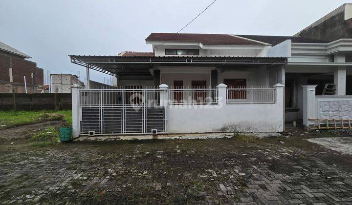 Rumah Minimalis Bersih Di Perumahan Gentan Solo 2