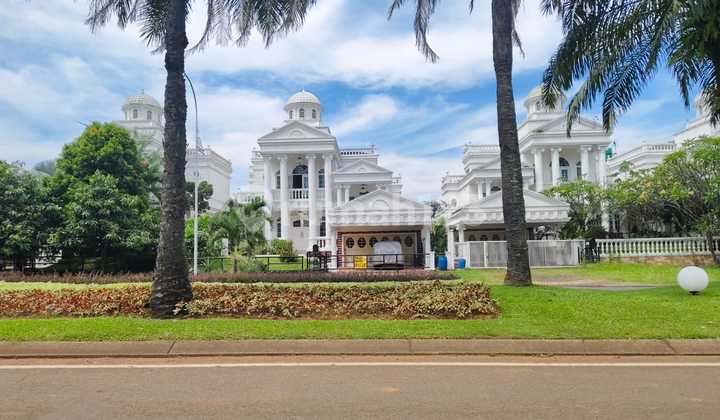 Rumah Boulevard Legenda Wisata, Depan Halte Bus
