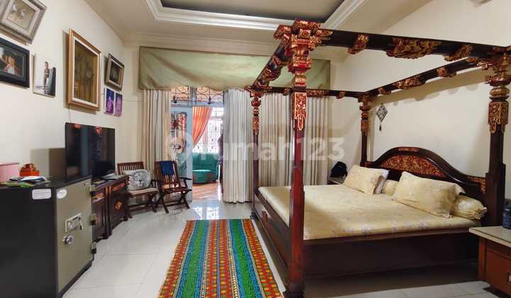 Rumah Boulevard Legenda Wisata, Depan Halte Bus 2