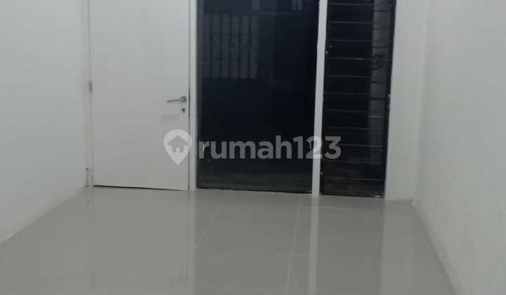 Disewa Rumah Luas Tanjung Duren, Lebar 11, LT. 220M2, KT 6, Semi Furnished, 1,5 Lantai, Akses 3 Mobil, Jakarta Barat 2