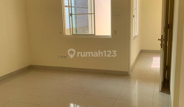 Rumah 2,5 lantai di PIK 1 high ceiling rapi siap huni 2