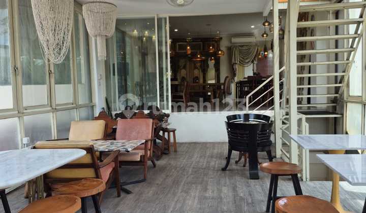 For Rent: 4-story shophouse measuring 27m long and 5m wide. Strategic location, elite area, suitable for office, shop, cafe, restaurant, etc. Kemang, South Jakarta.