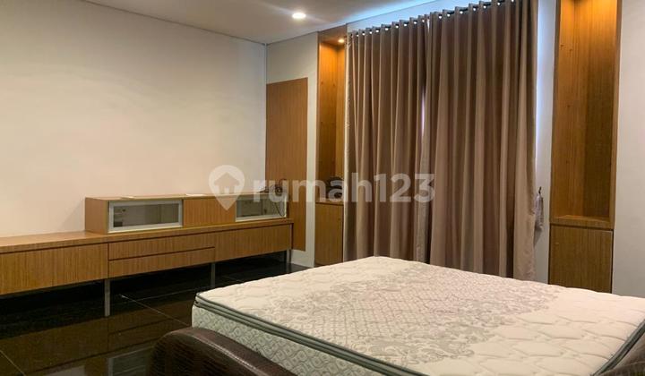 Rumah 3 Lantai 5 Kamar di Mega Kuningan Area, Jakarta Selatan