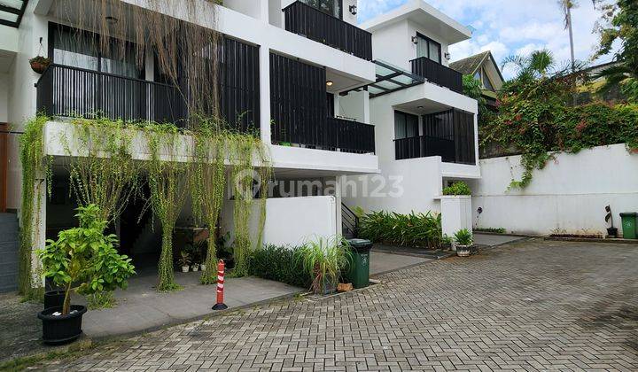 Rumah 3 lantai Dalam Town House di Area Gandaria, Kebayoran Lama, Jakarta Selatan. 1