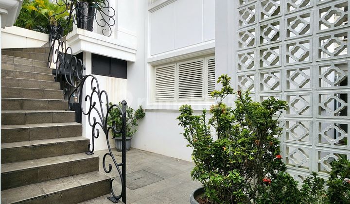 Luxury 3-Story Ready-to-Occupy House, Classic Modern Strategic in Ampera 2