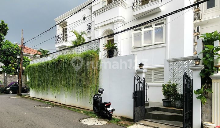 Rumah Mewah 3 Lantai Siap Huni, Classic Modern Strategis di Ampera