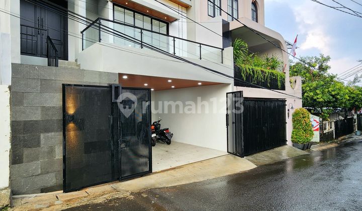 Rumah baru 3 Lantai Minimalis Modern Siap Huni di Cilandak