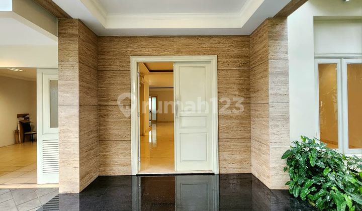 Rumah Mewah 2 Lantai Siap Huni Depan Taman Dalam Komplek di Pondok Indah 2