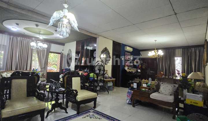 Rumah 2 lantai huk luas 332 m2 terawat lokasi strategis bebas banjir di Taman Kedoya Baru. Jakarta Barat