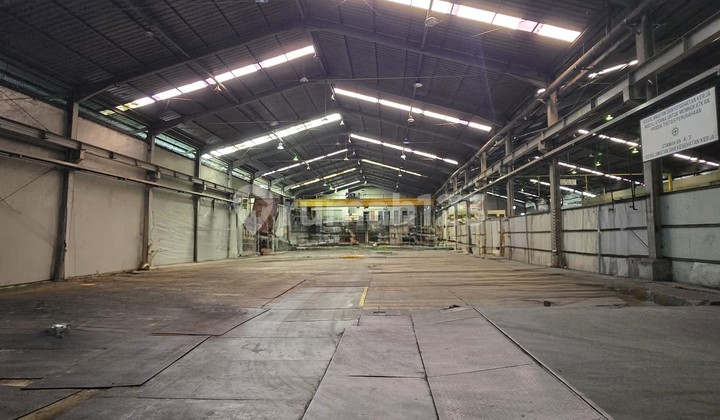 Ready-to-use warehouse and workshop, good and spacious 1 hectare in West Ancol, North Jakarta.