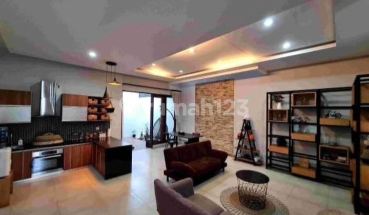 ruang keluarga rumah siap huni di komplek