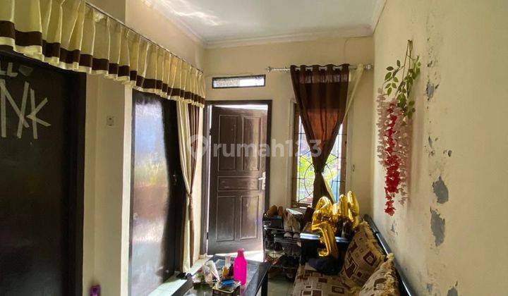 ruang tamu rumah full furnished dekat akses