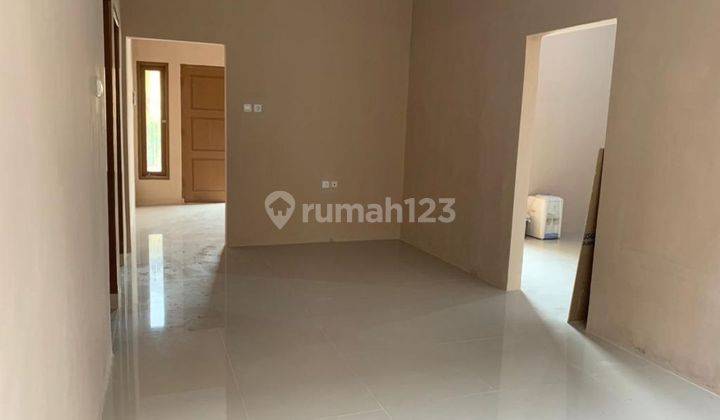 ruang keluarga rumah siap huni dekat mall