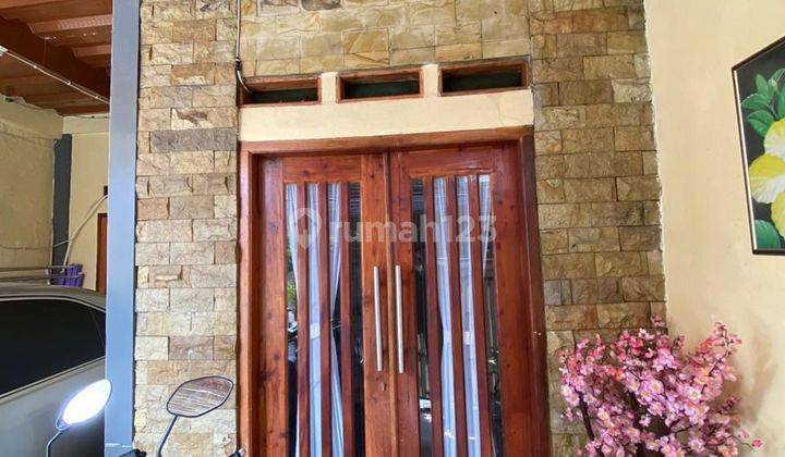 tampak depan rumah full furnished dekat akses