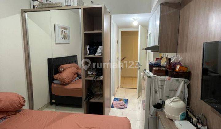 kamar tidur apartemen studio siap huni di
