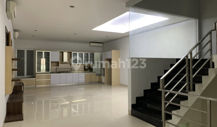 Rumah Minimalist Pluit Utara Rapih Siap Huni