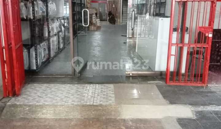 Ruko 3 lantai siap pakai lokasi strategis di Biak Roxy Jakpus