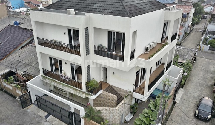 House In Jatibening Pondok Gede - 3 Story Building Facing East