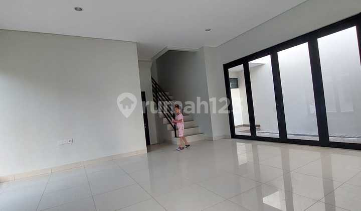 Rumah Hook dengan Posisi Strategis di Kawasan Elite Summarecon Bekasi. Lingkungan Nyaman, Akses Mudah, dan Area Samping Luas 2