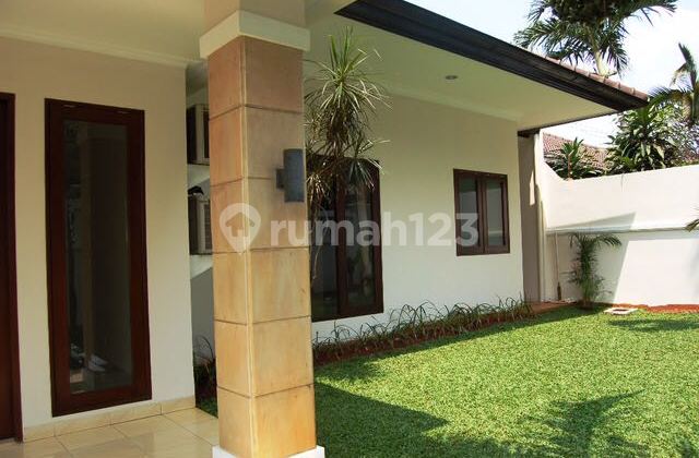 Disewakan Rumah Besar Lengkap dengan Taman dan Kolam Renang di Mampang Prapatan Jakarta Selatan  2