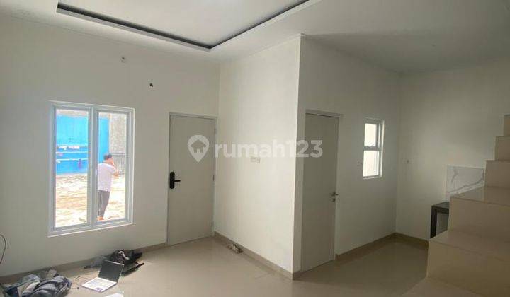 Rumah cantik 2 lantai lokasi dekat stasiun dan tol jakarta Barat