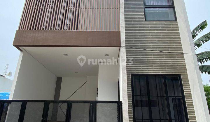 Rumah 2 Lantai Lokasi Dekat Stasiun Jatinegara