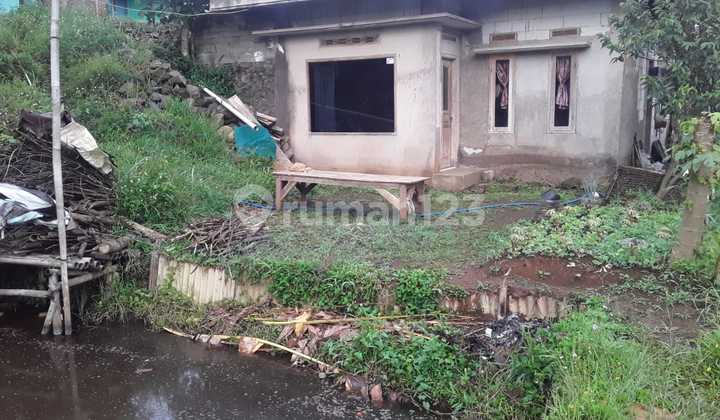 Rumah dengan Tanah Luas Plus Balong di Tanjungsari Sumedang
